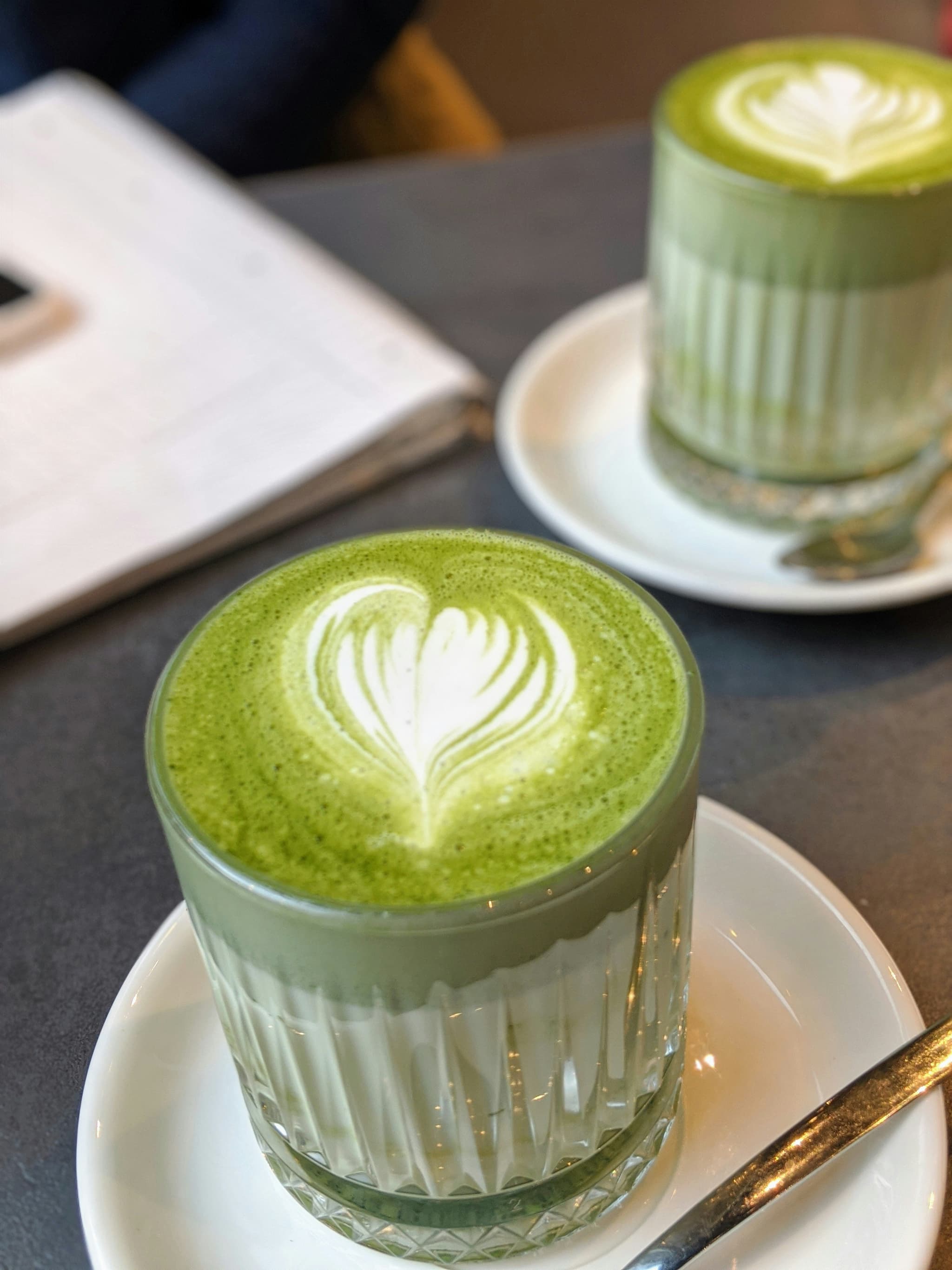 Matcha lattes servert på kafé