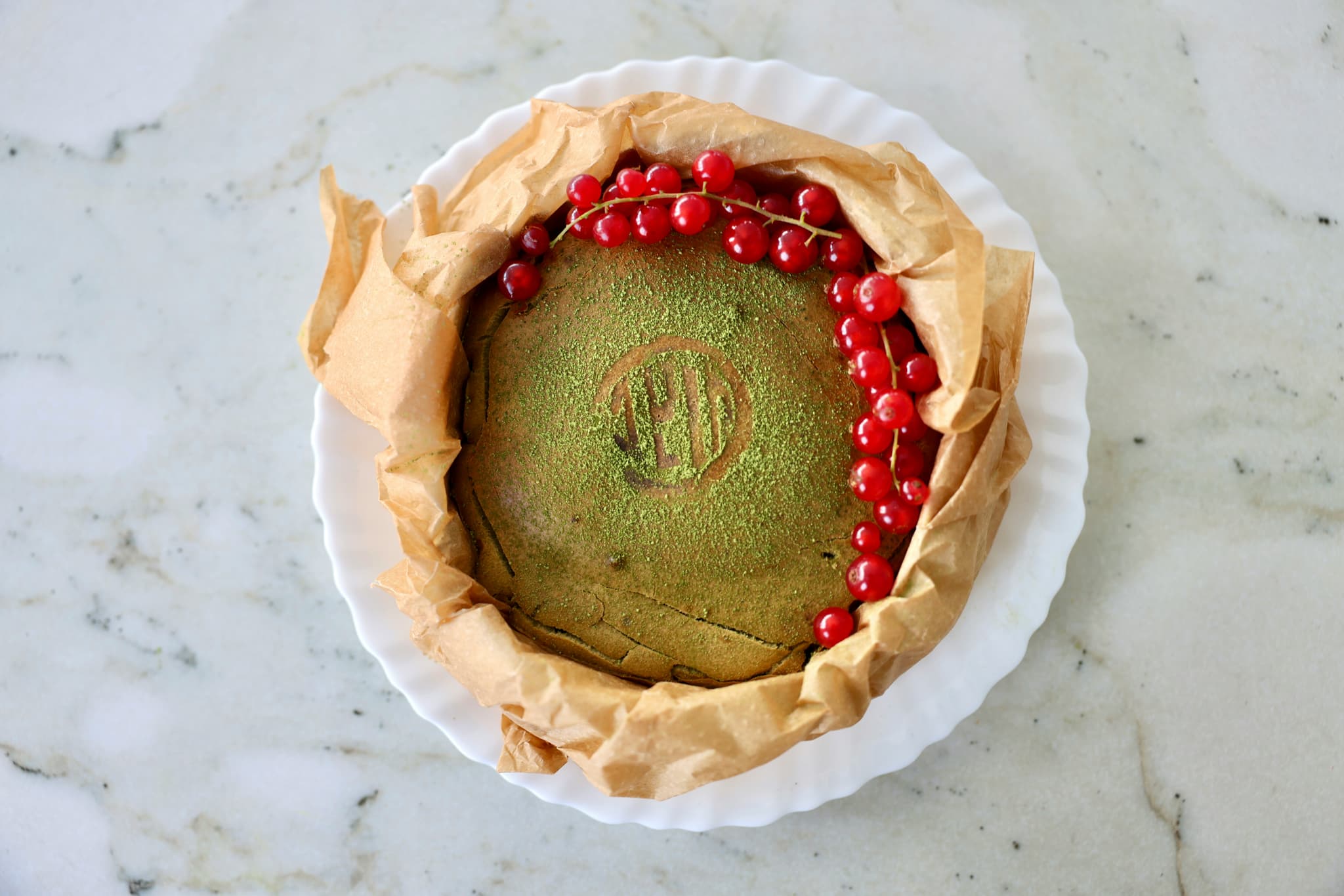 Matcha-kake med friske bær